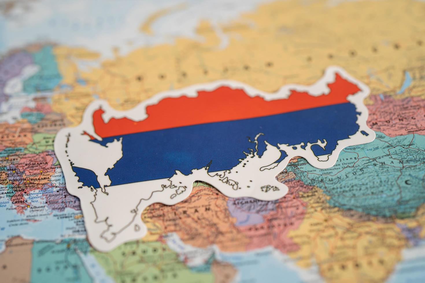 bangkok, tailandia - 20 settembre 2021 bandiera della russia sullo sfondo della mappa del mondo. foto