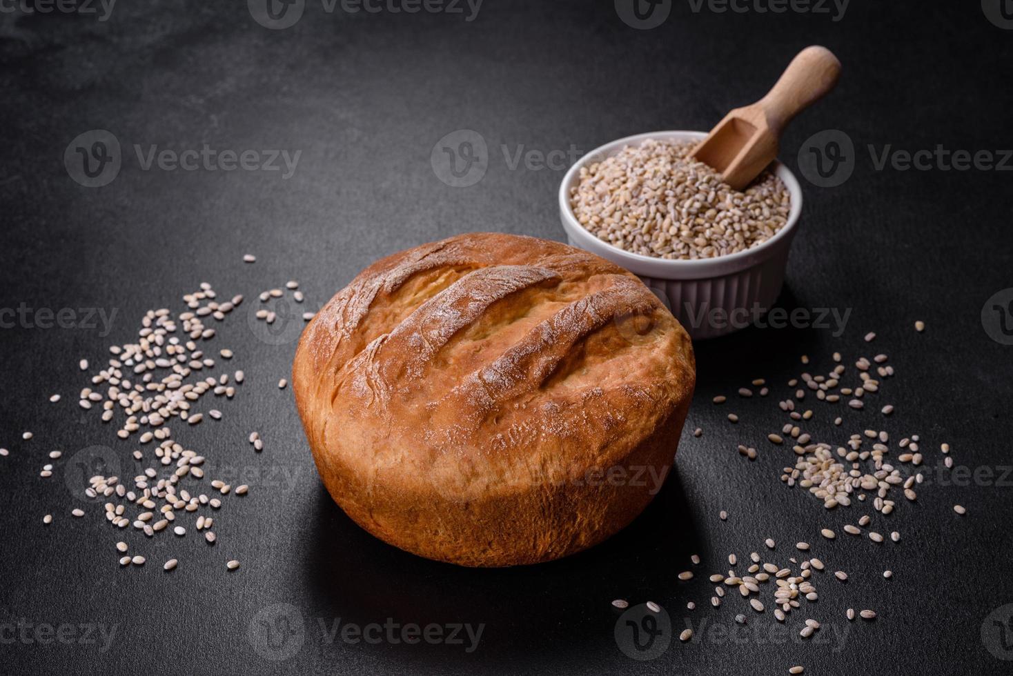 gustoso pane bianco appena sfornato al forno su fondo di cemento scuro foto