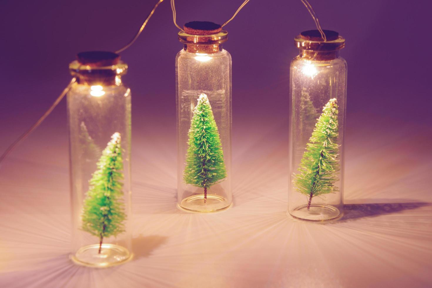 buon natale e felice anno nuovo concetto, lampadina e piccolo albero di natale in barattolo di vetro foto