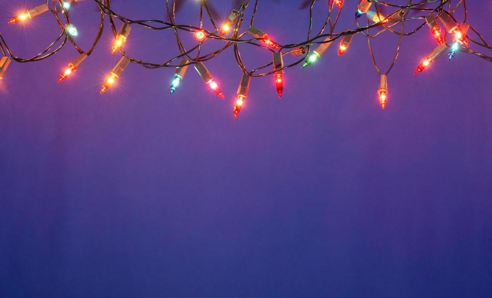 stringa di luci di Natale su sfondo blu con spazio di copia foto