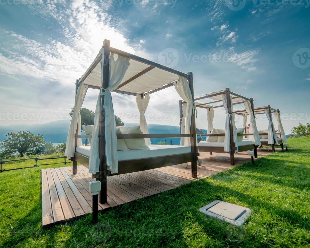 gazebo per ripararsi dal sole con vista lago foto