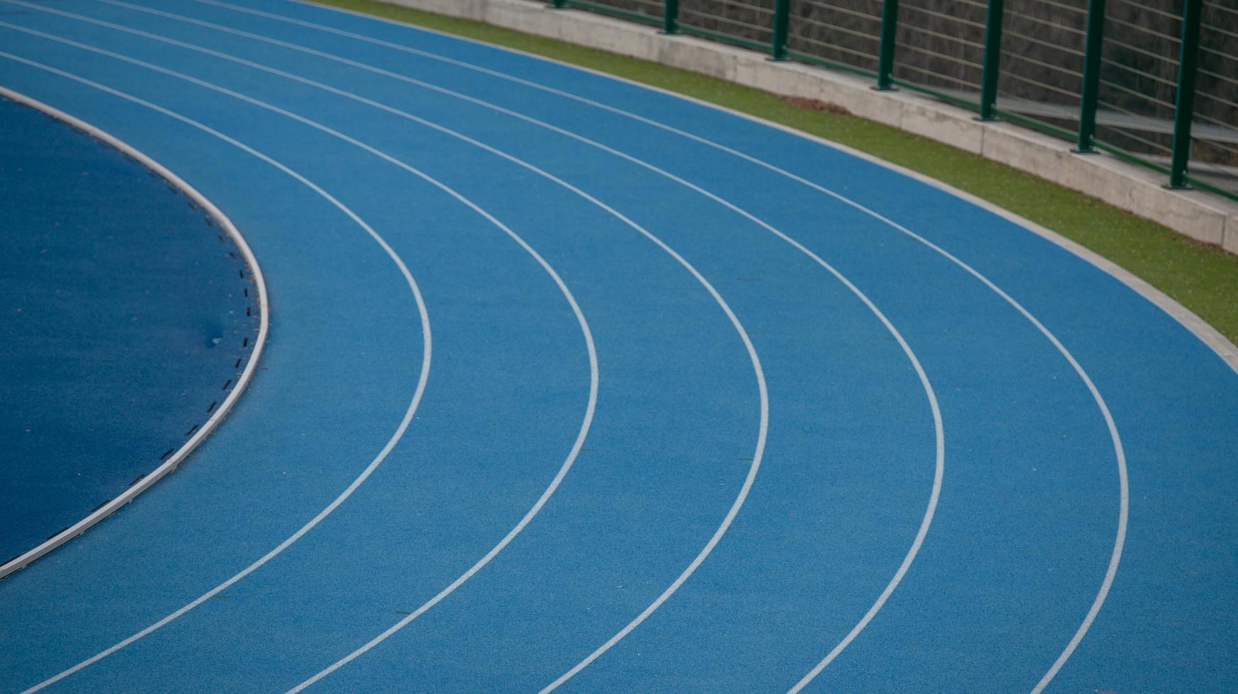 corsie della pista di atletica leggera foto