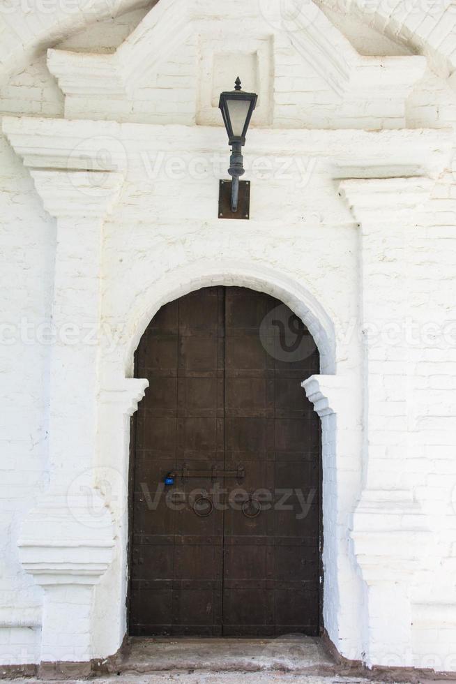 vecchia porta di legno muro di pietra foto