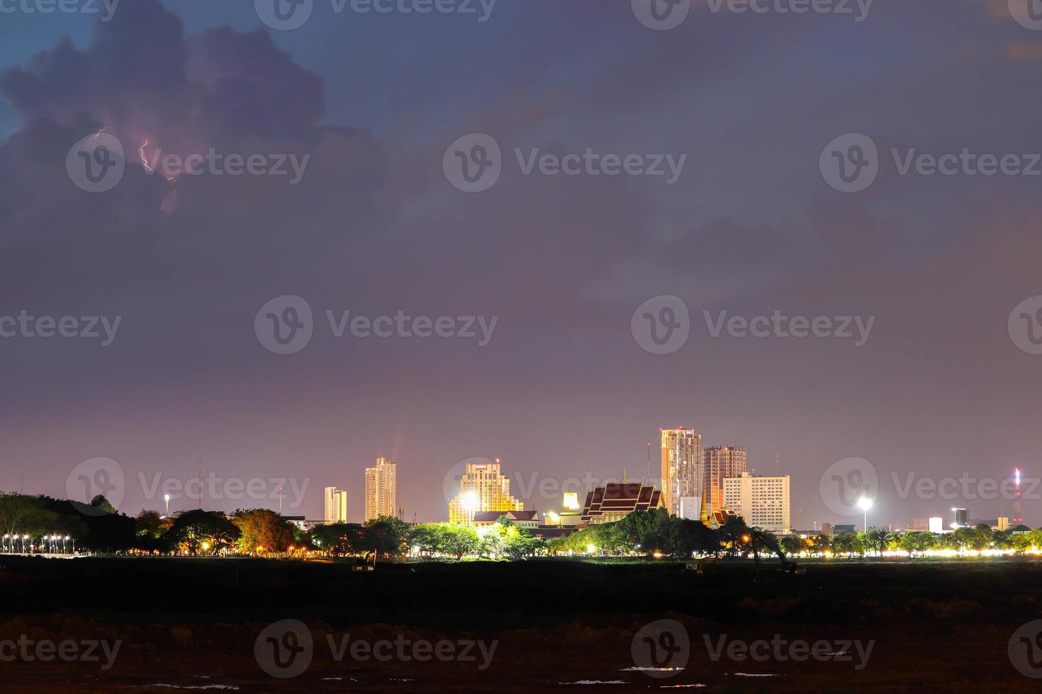 vista della città notte città khon kaen thailandia foto