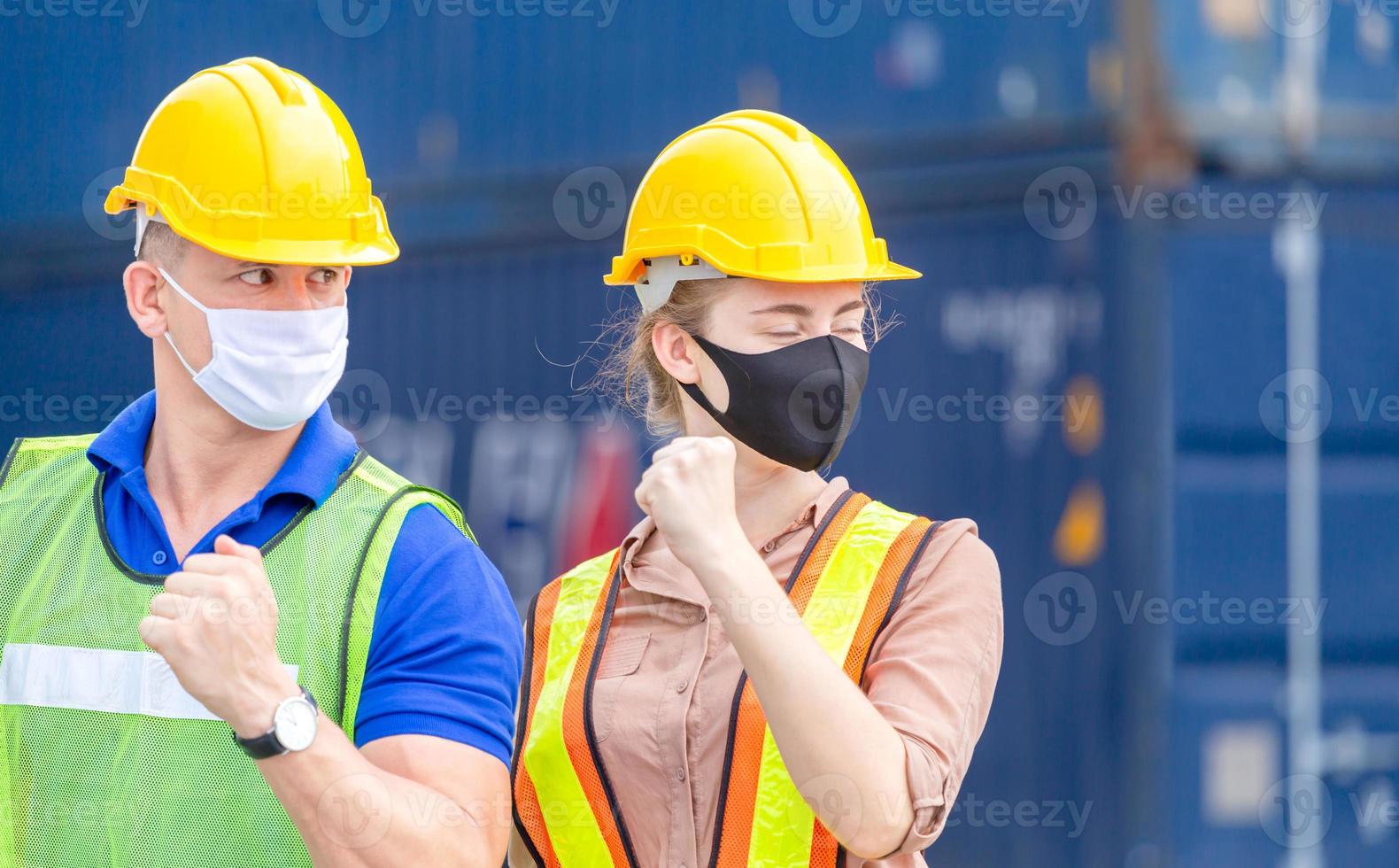 team di ingegneri e lavoratori che indossano una maschera protettiva contro il coronavirus, celebrazione del team di uomini d'affari nei container foto