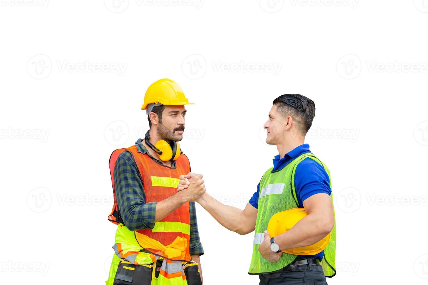 ingegnere e caposquadra stretta di mano con tracciato di ritaglio su sfondo bianco, stretta di mano del fratello dell'anima del lavoratore, stretta di mano con chiusura del pollice o stretta di mano dell'amico foto