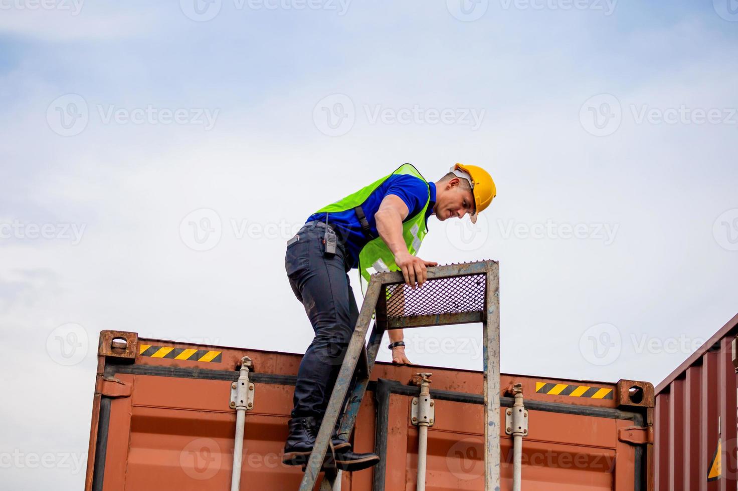 lavoratore salga salendo la scala verso il container foto