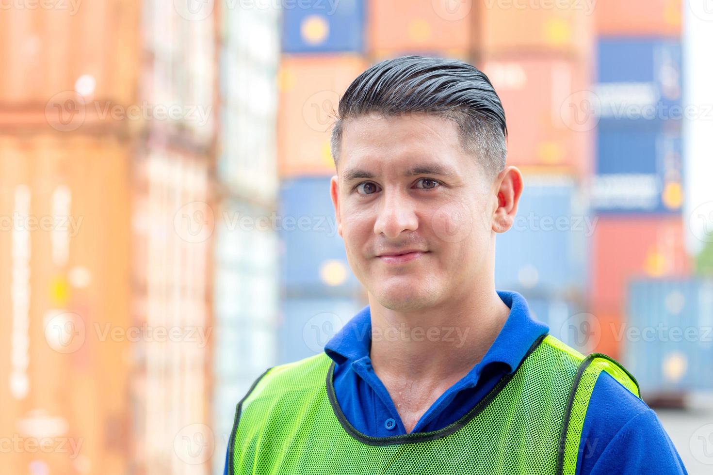 allegro operaio di fabbrica uomo sorridente e guardando la fotocamera con gioia, concetto di felicità foto