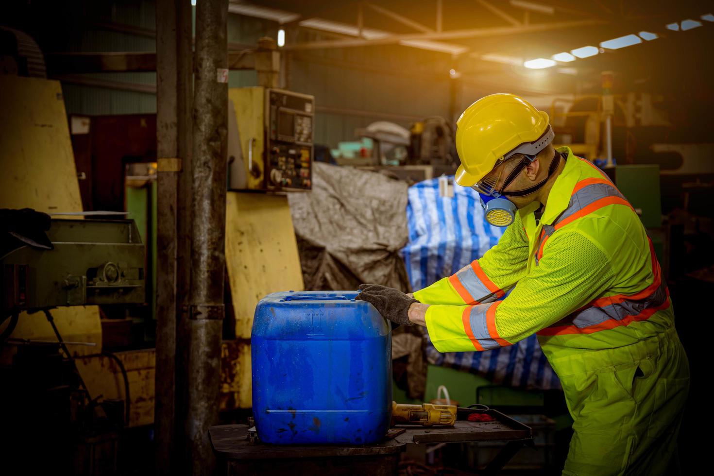 l'industria dell'ingegnere che indossa l'uniforme di sicurezza, i guanti neri, la maschera antigas si sente soffocare quando si controlla il serbatoio chimico nel lavoro di fabbrica dell'industria. foto