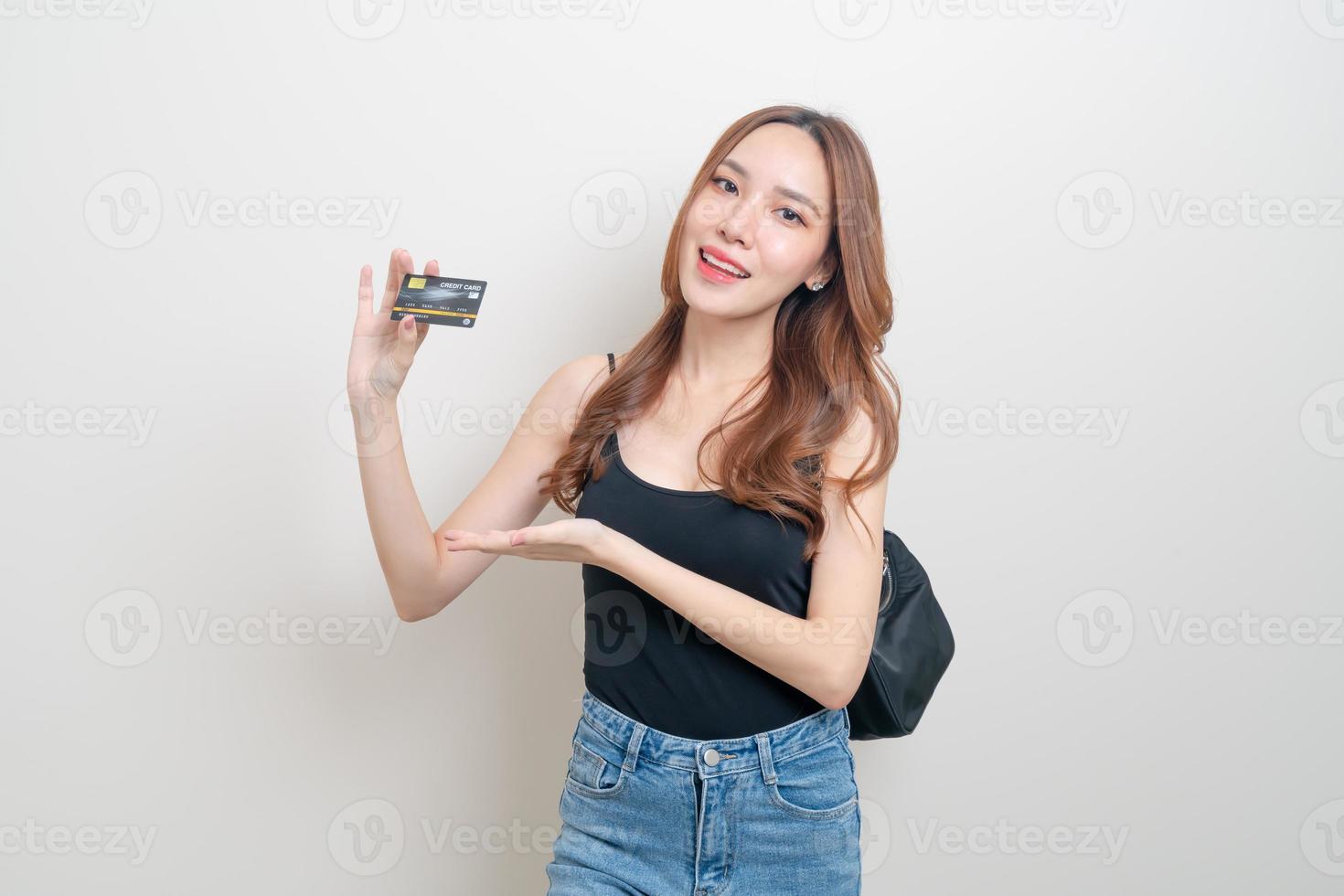 ritratto bella donna asiatica in possesso di carta di credito foto