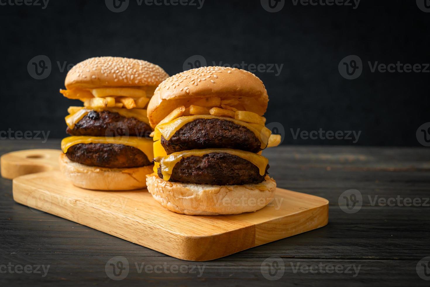 hamburger o hamburger di manzo con formaggio e patatine fritte foto