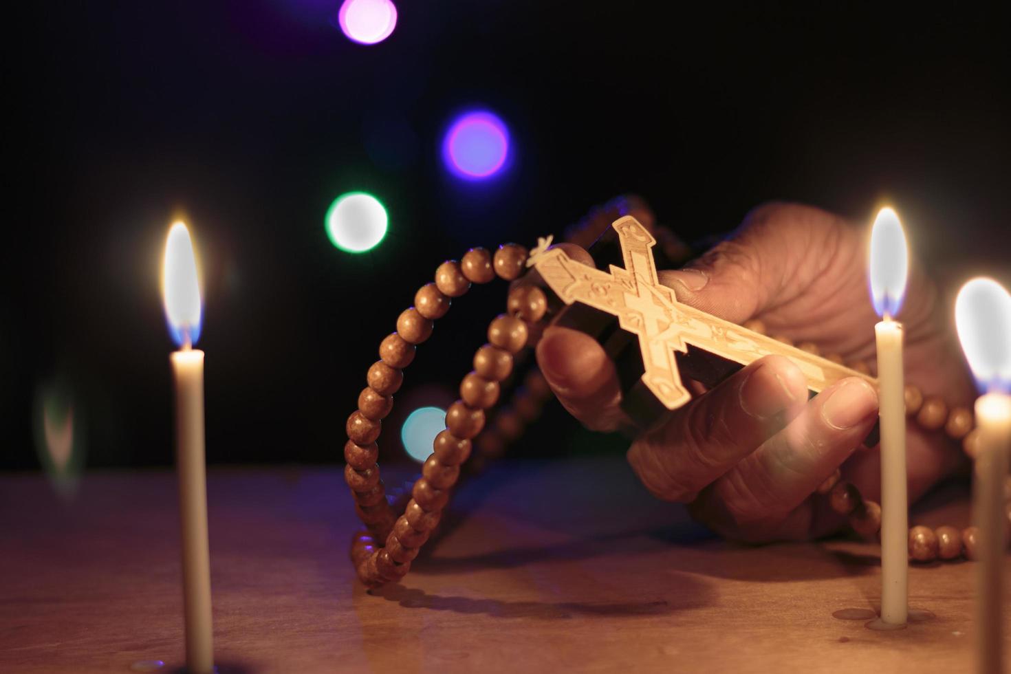 croce con rosario in mano foto