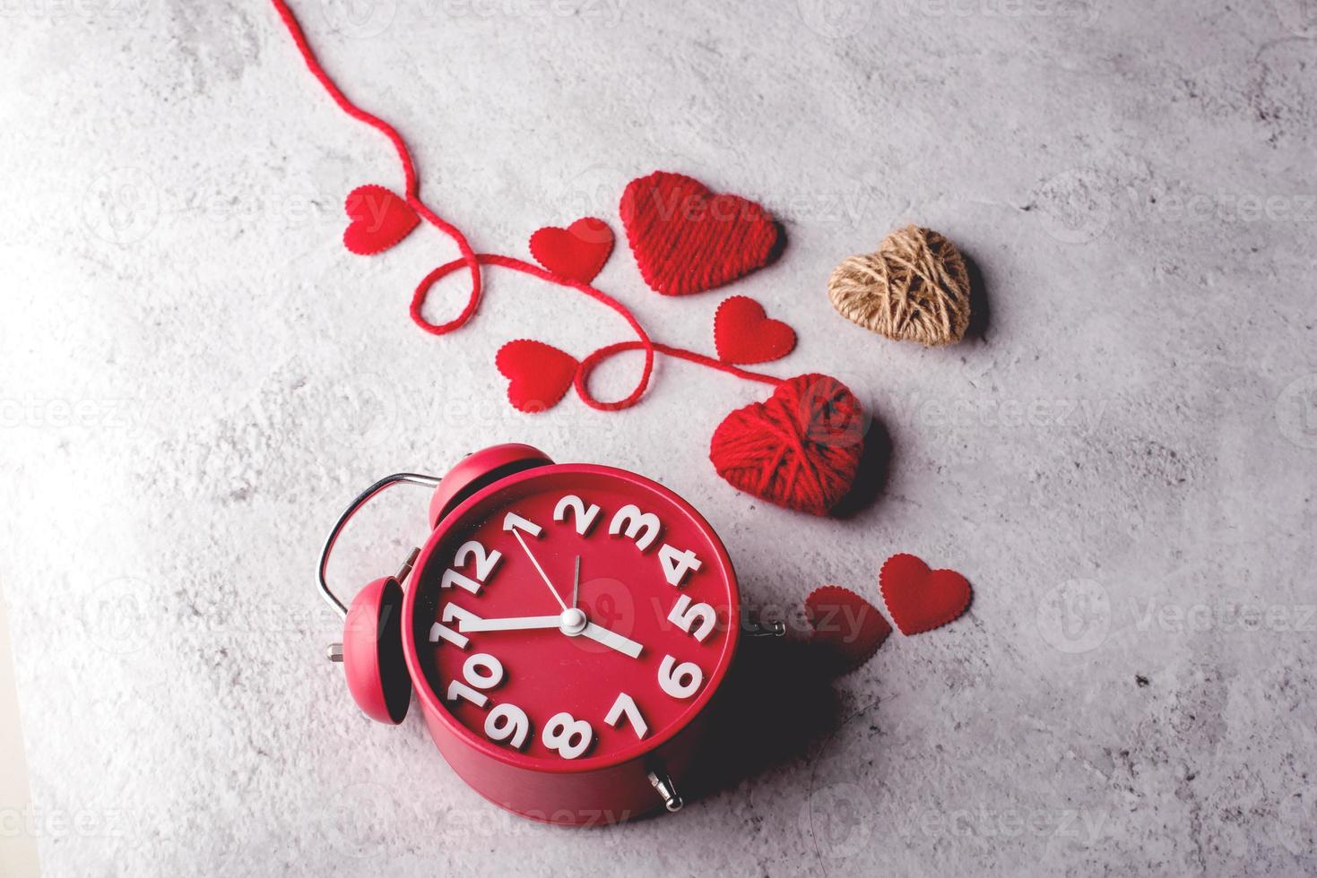 cuore rosso, immagine nell'angolo superiore e cuore colorato bianco concetto di immagine di sfondo amore foto