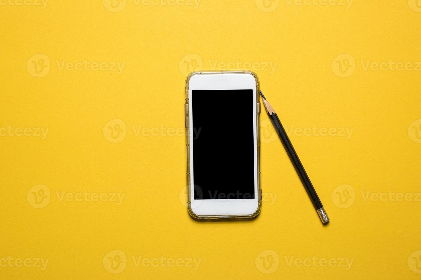 telefoni, dispositivi di comunicazione posizionati su un concetto tecnologico di sfondo giallo con spazio di copia foto