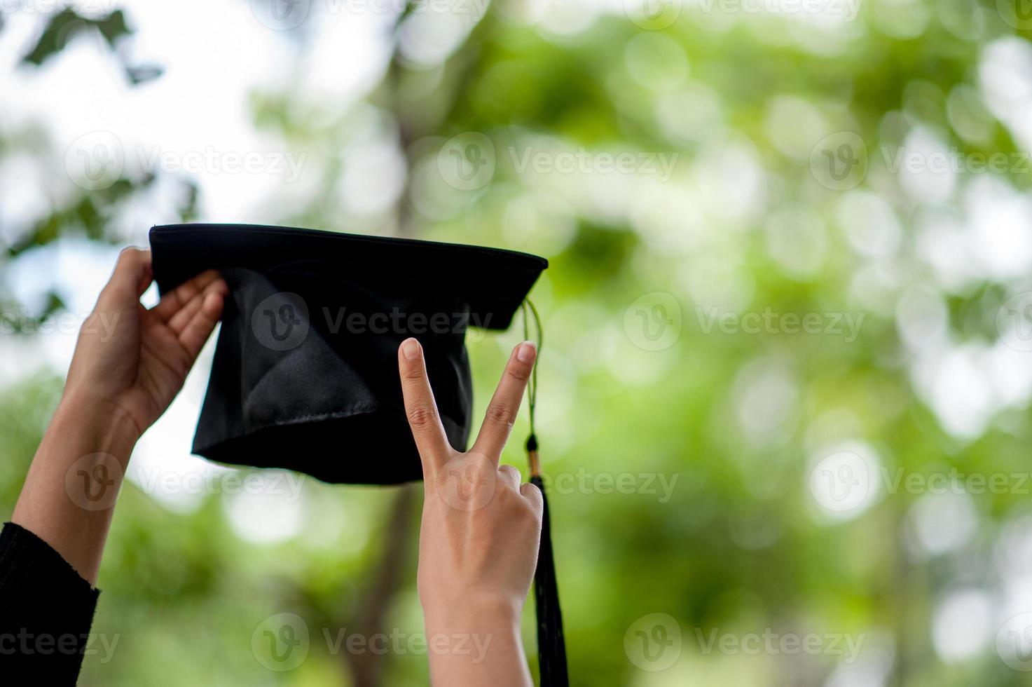 i laureati esprimono gioia per la laurea. è una persona di successo - immagine foto