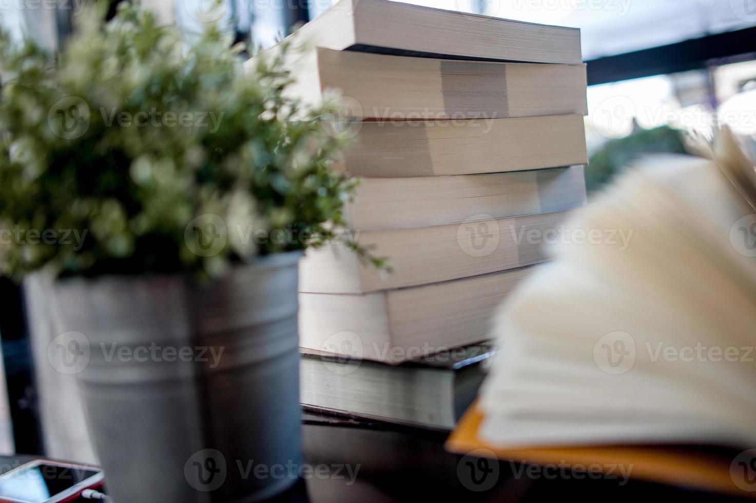 libro posizionato sulla scrivania un sacco di libri, bei colori per lo studio, la conoscenza, l'istruzione - immagini foto