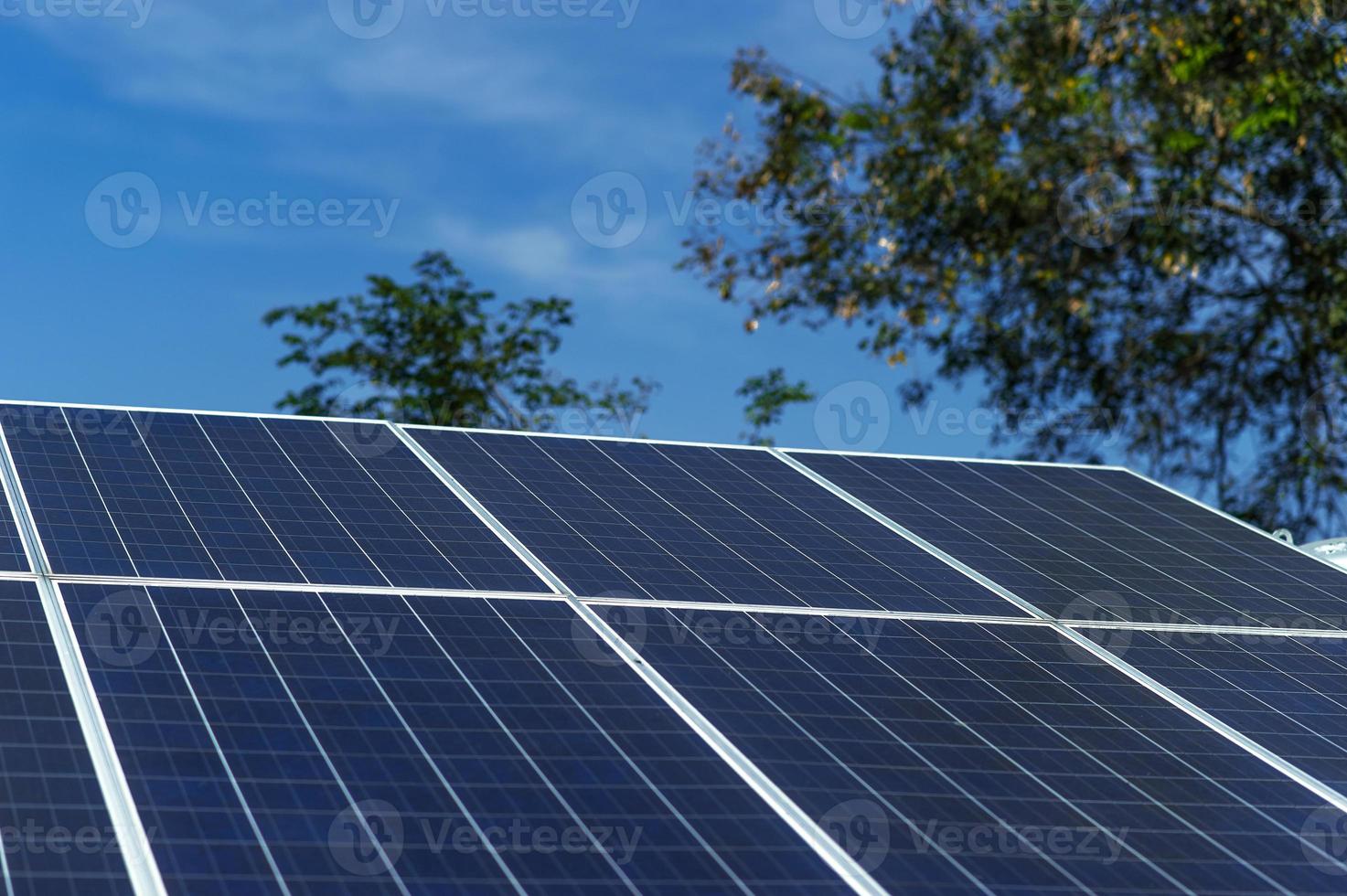 le celle solari convertono l'energia solare dal sole in energia. concetto di cella solare con spazio di copia foto