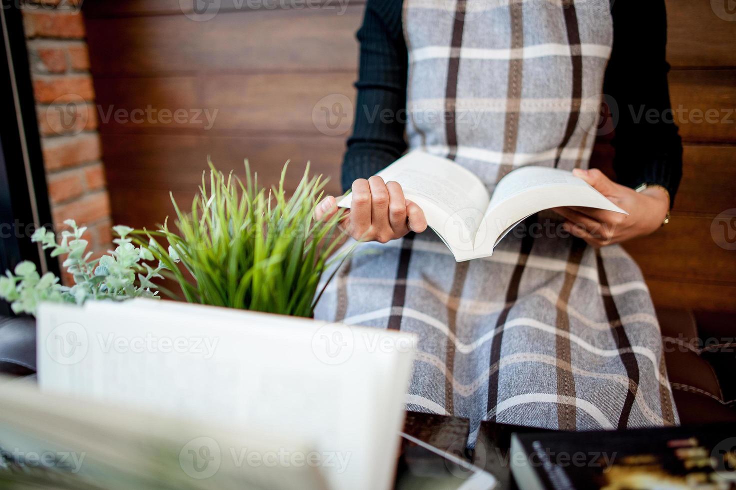 la mano e il libro delle giovani donne sta leggendo libri per il concetto di educazione all'istruzione foto