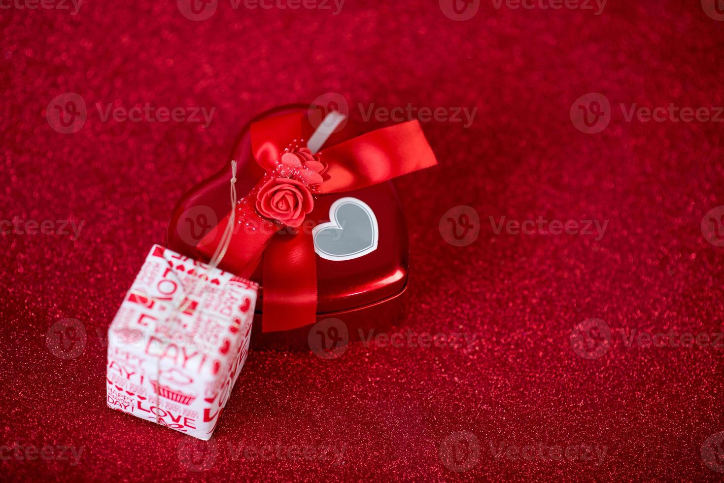 immagine di sfondo rosso e confezione regalo concetto di san valentino foto