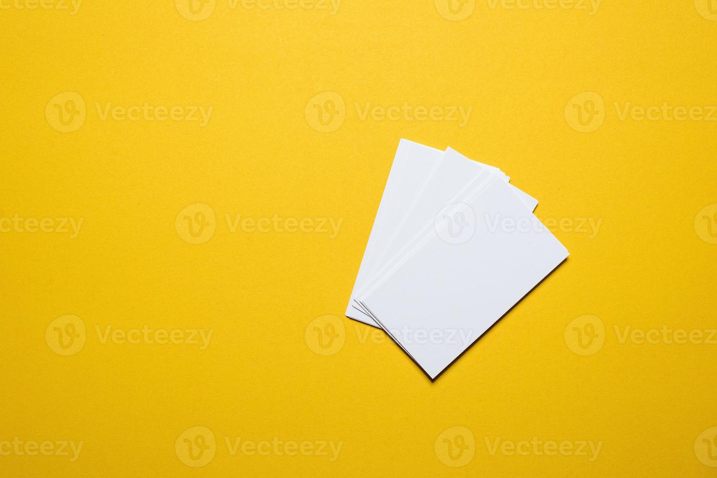 il biglietto da visita dell'uomo d'affari è posto su sfondo giallo. concetto di affari con lo spazio della copia foto