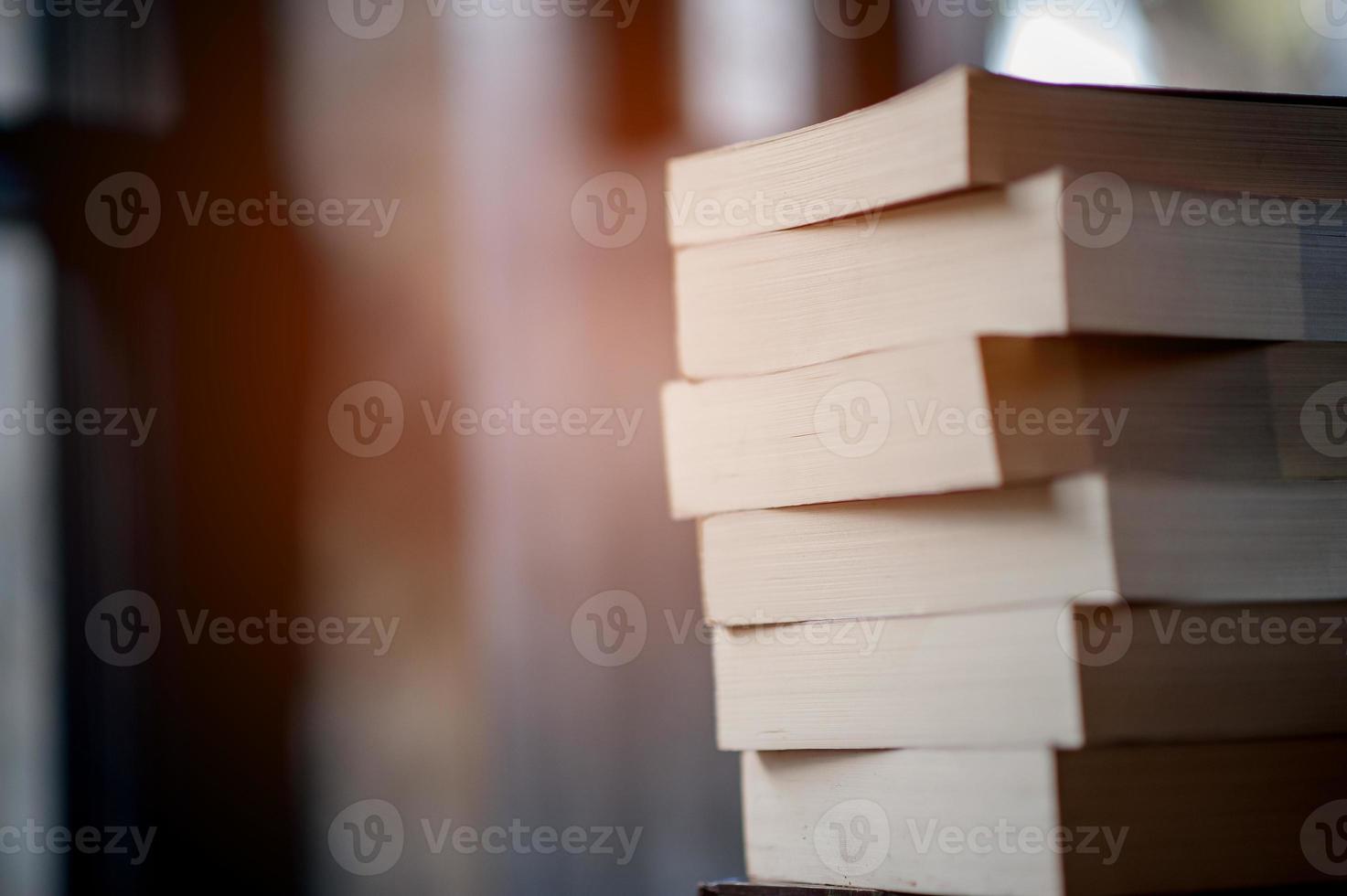 libro posizionato sulla scrivania un sacco di libri, bei colori per lo studio, la conoscenza, l'istruzione - immagini foto