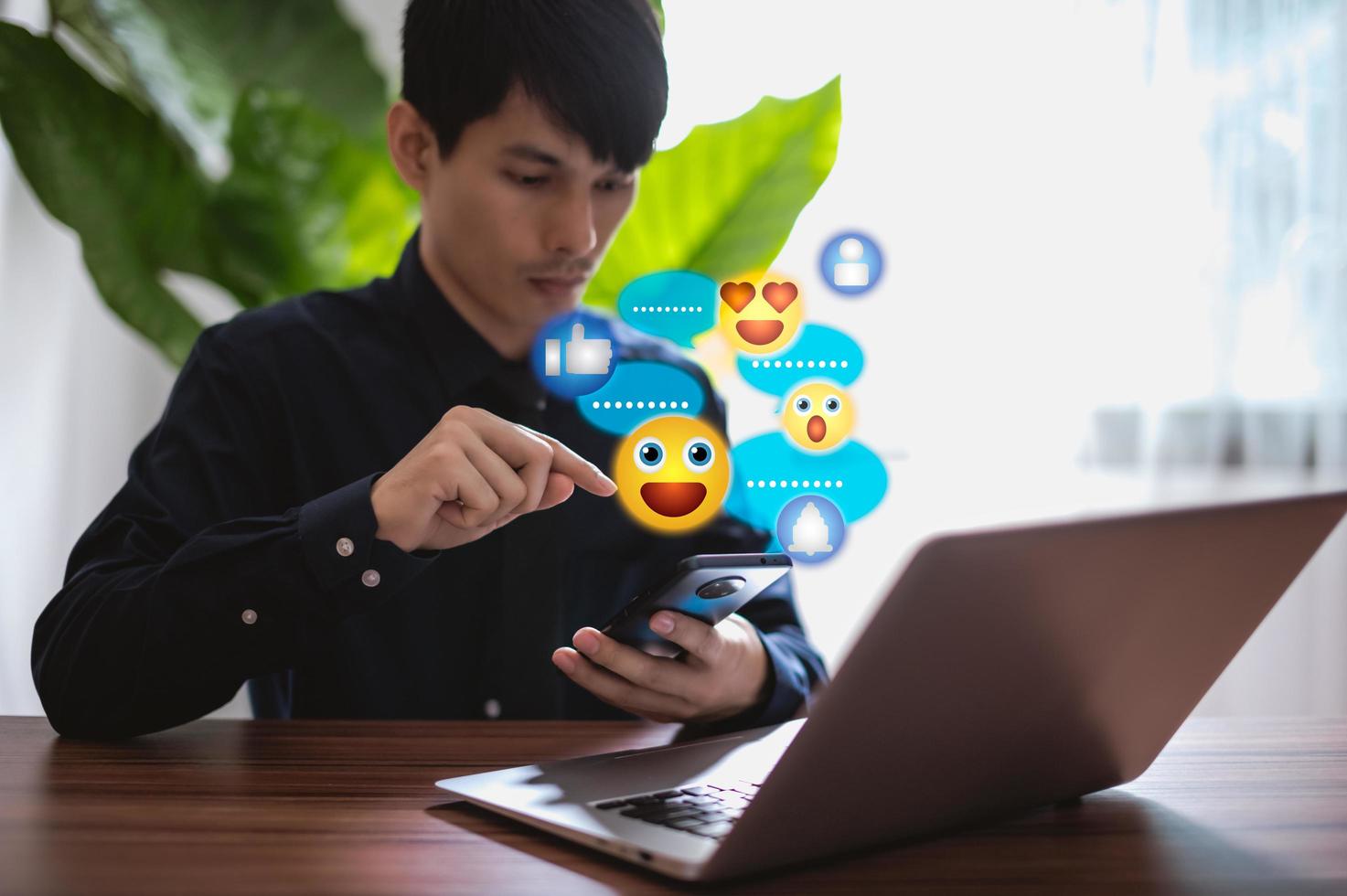 icona di emozione social media e chat di messaggi di concetto online digitale foto