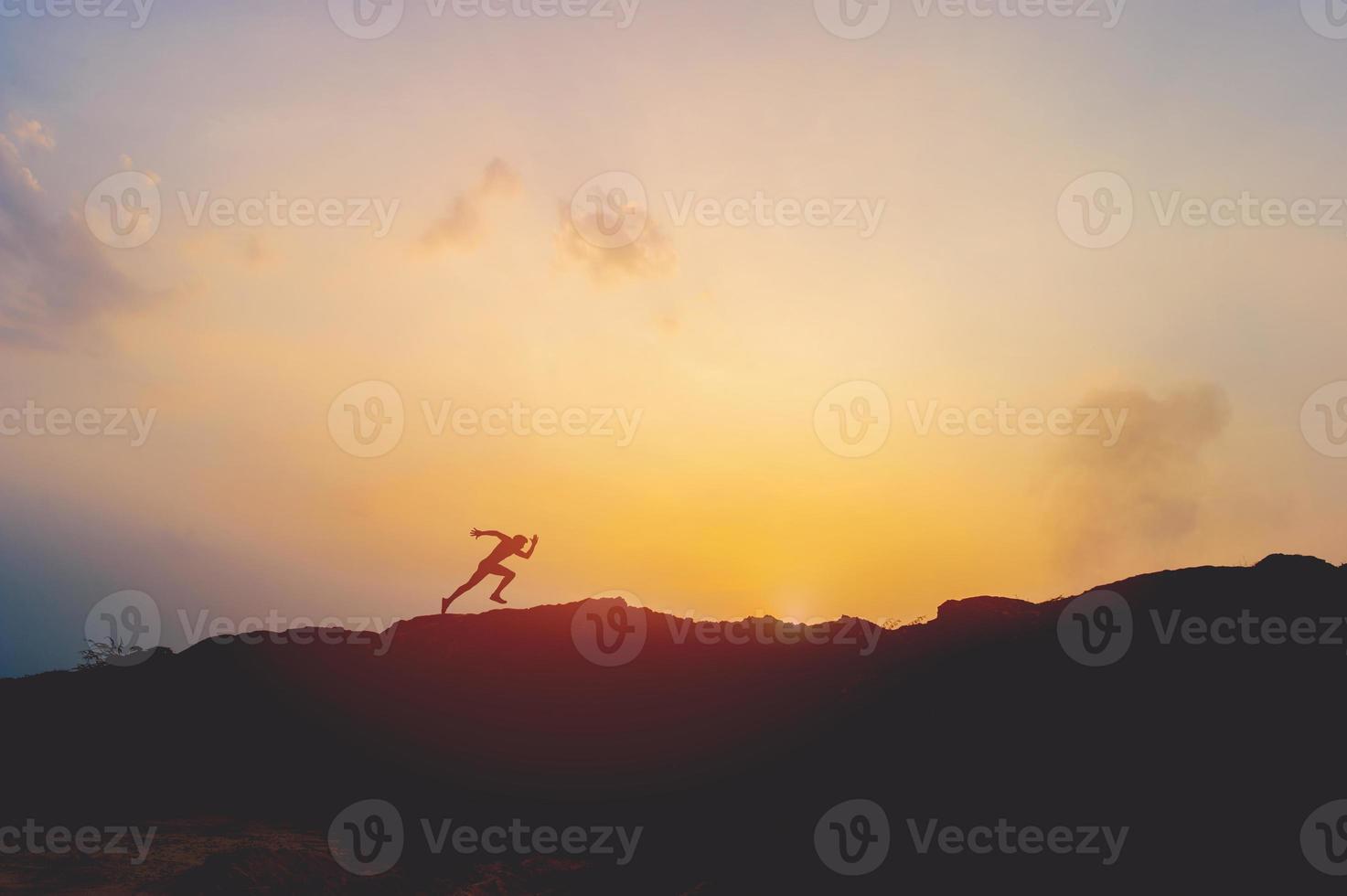 silhouette di montagna il sole, il cielo e il concetto di silhouette di vita foto