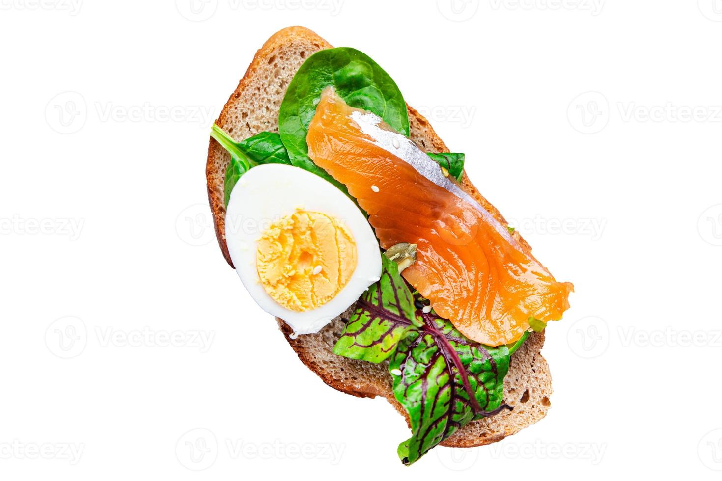 sandwich al salmone uovo smorrebrod, mix di insalata verde, pane ai cereali toast ai frutti di mare foto