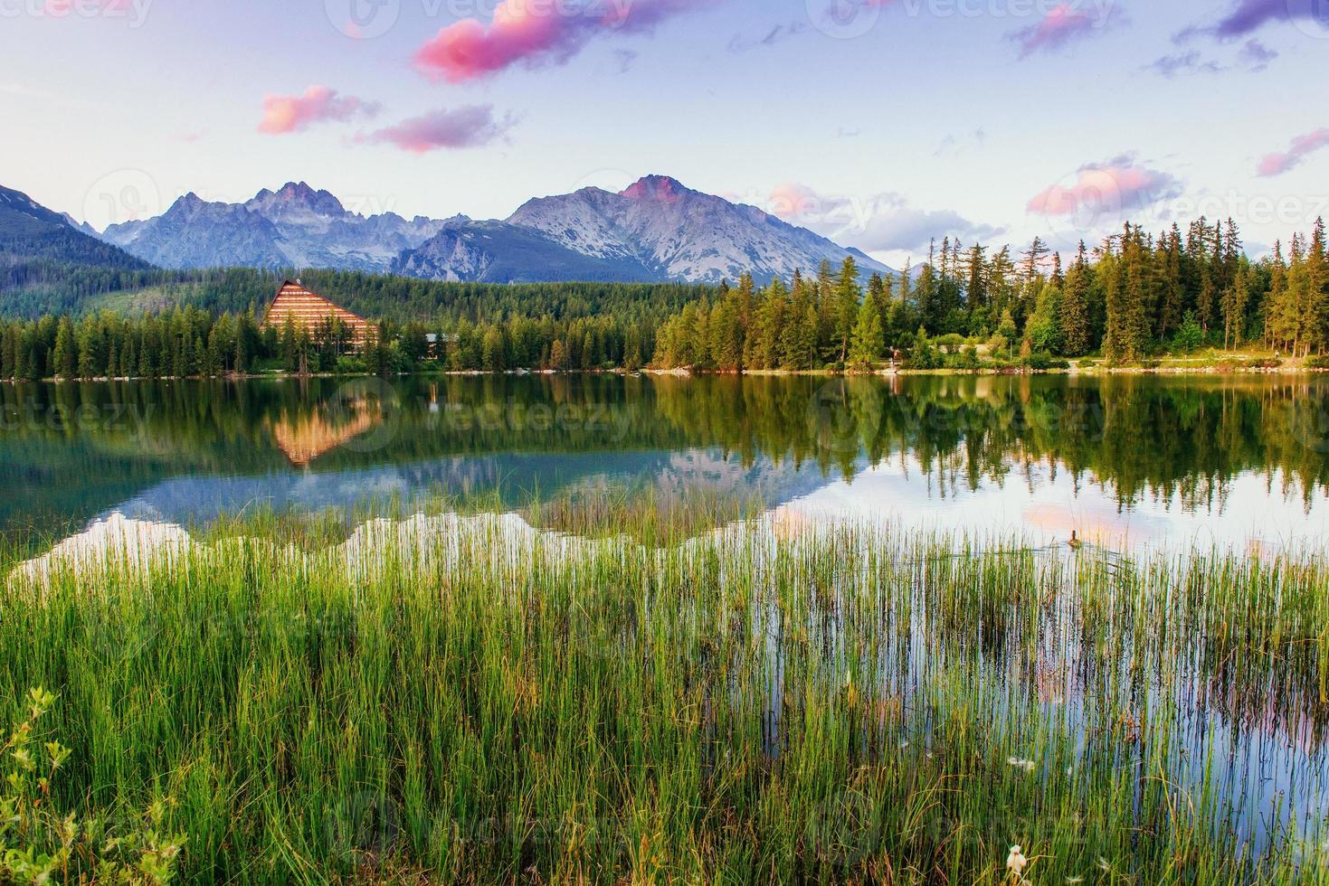 maestoso lago di montagna nel parco nazionale degli alti tatra. strbske ples foto