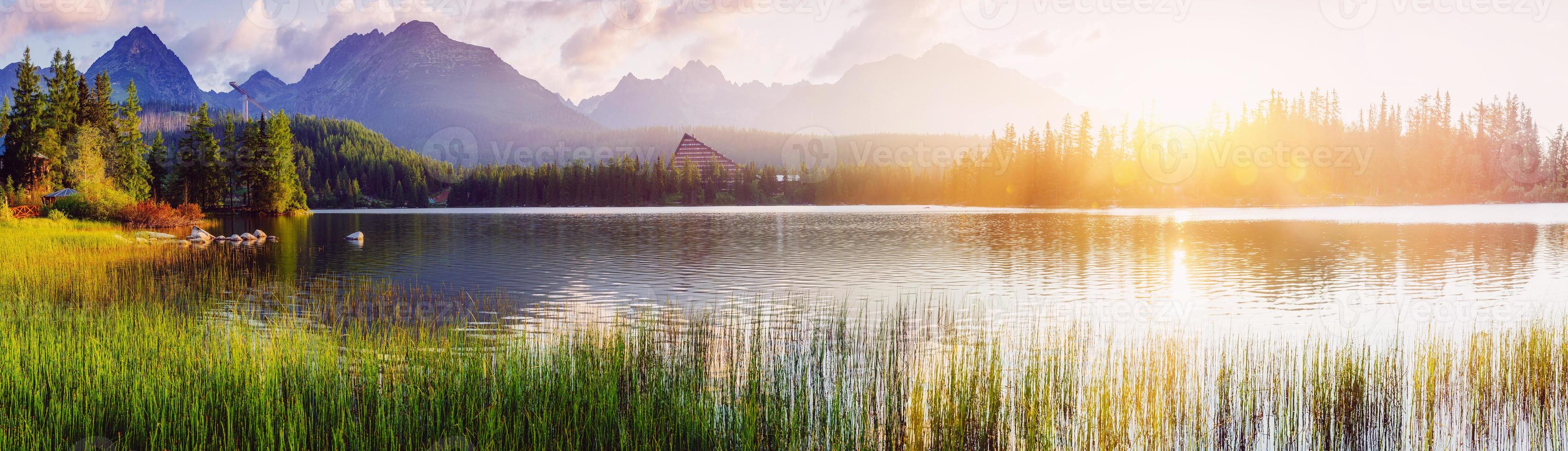 maestoso lago di montagna nel parco nazionale degli alti tatra. strbske ples foto