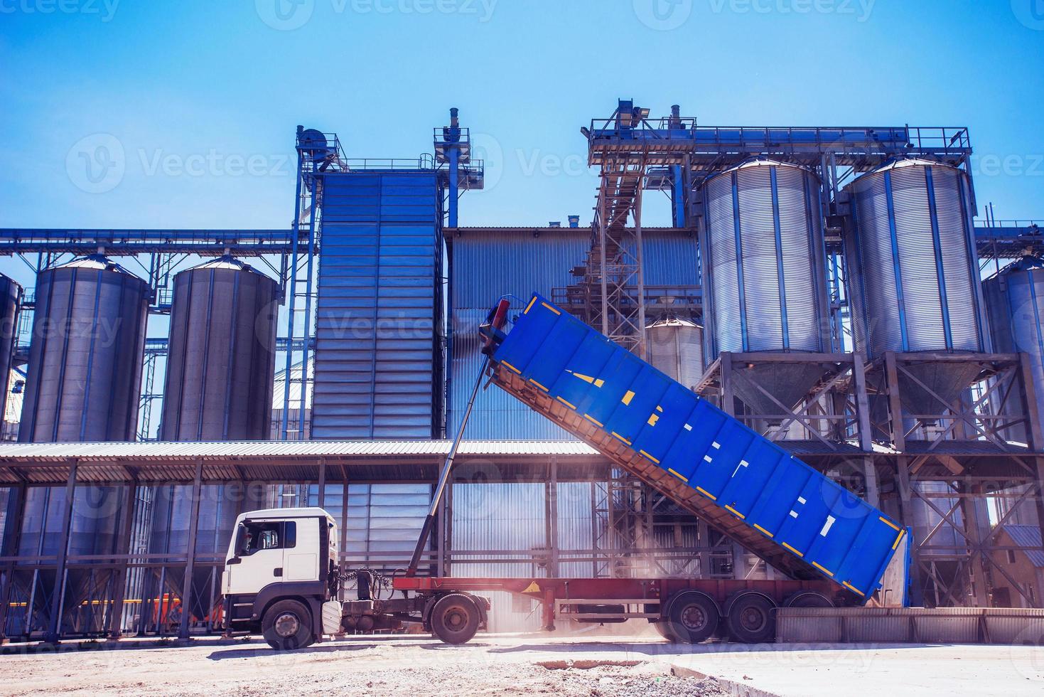 set di serbatoi di stoccaggio colture agricole coltivate lavorazione pl foto