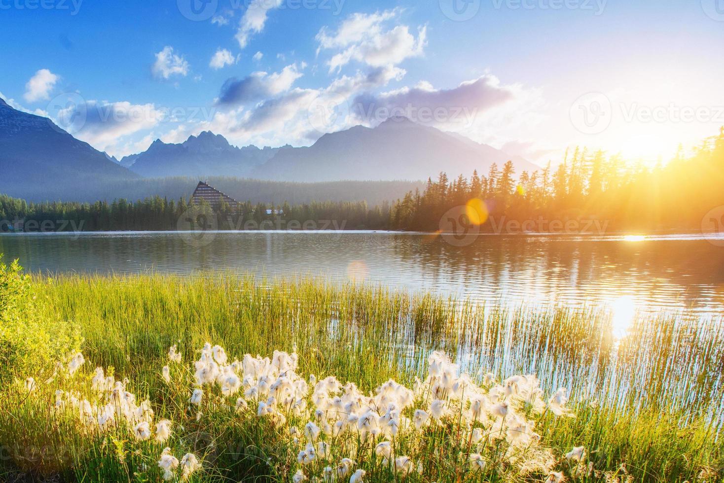 maestoso lago di montagna nel parco nazionale degli alti tatra. strbske ples foto