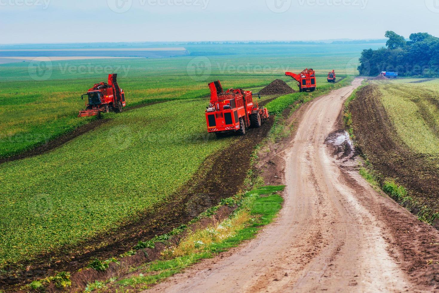 trattori che lavorano nel campo foto