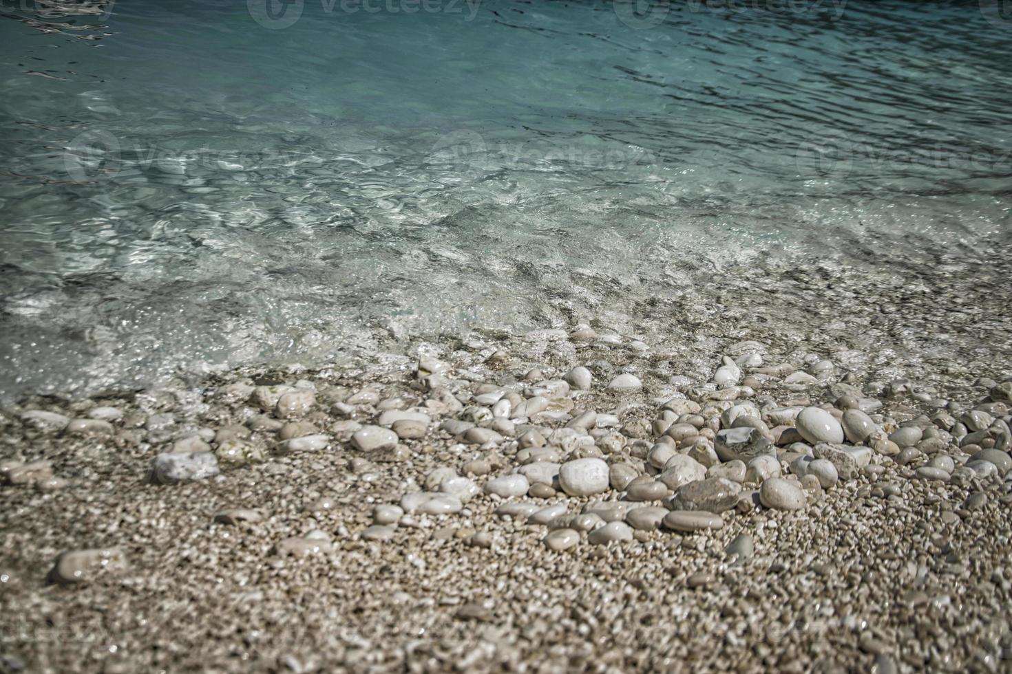 bellissime acque azzurre della spiaggia di Myrtos sull'isola di Cefalonia foto