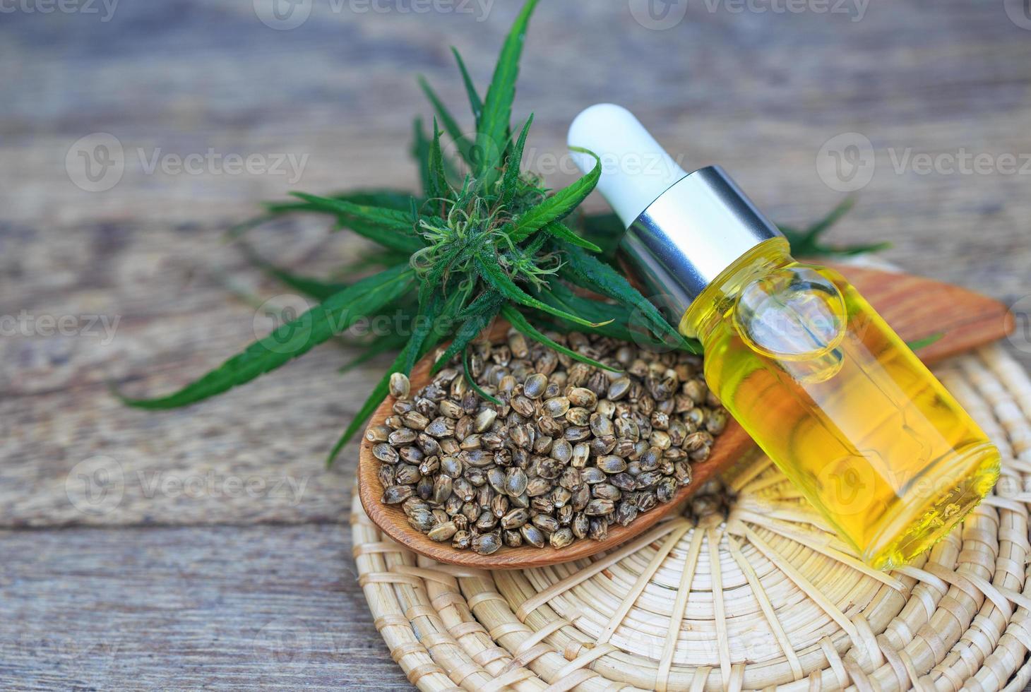 prodotti di canapa all'olio di cbd, cannabis medicinale con olio estratto in una bottiglia. concetto di cannabis medica foto