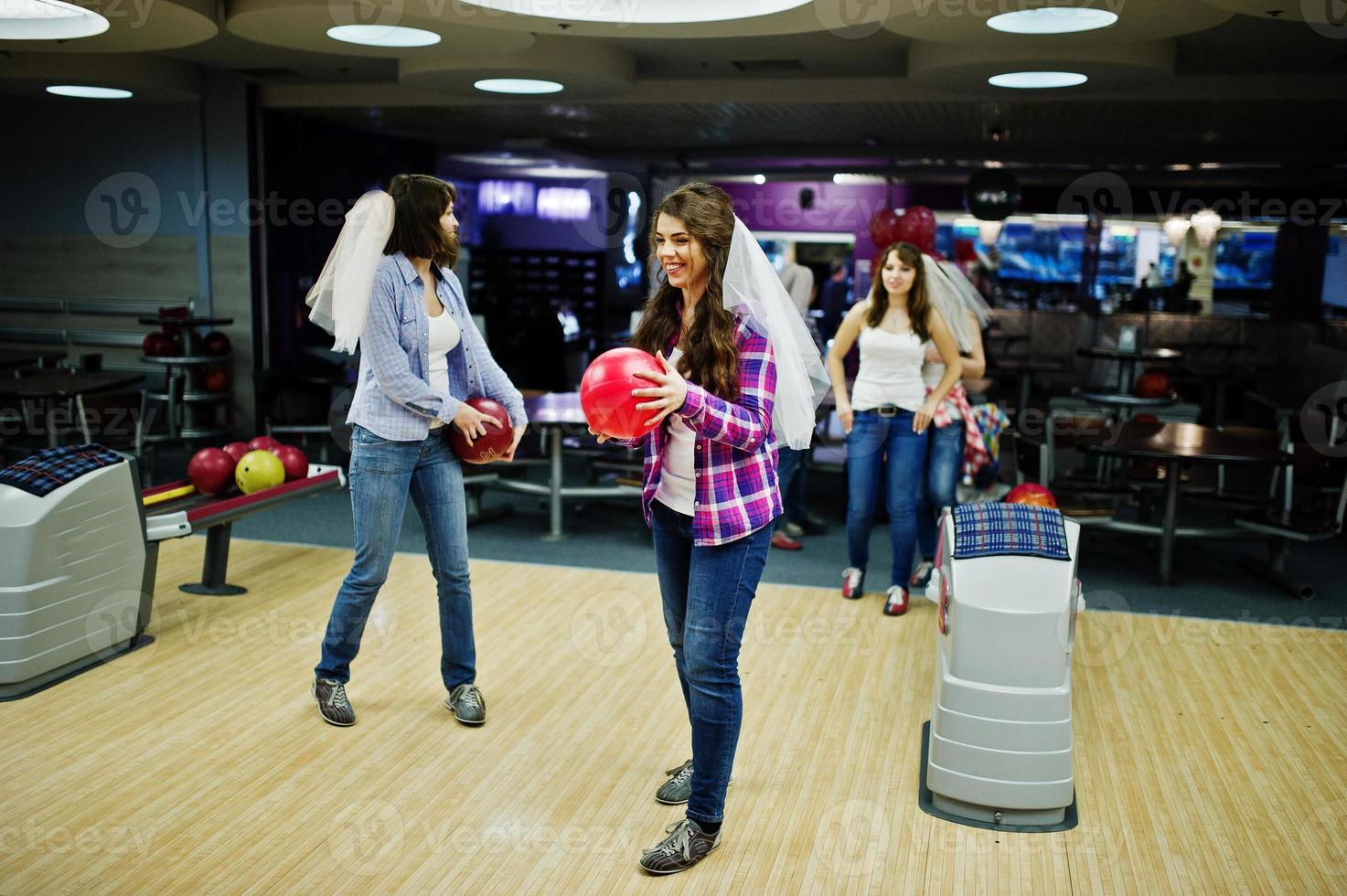gruppo di ragazze che si divertono e giocano a bowling alla festa di addio al nubilato. foto