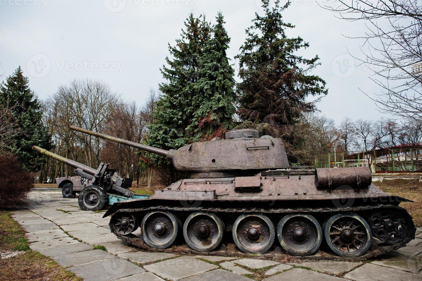 vecchio carro armato militare d'epoca nel piedistallo della città. foto