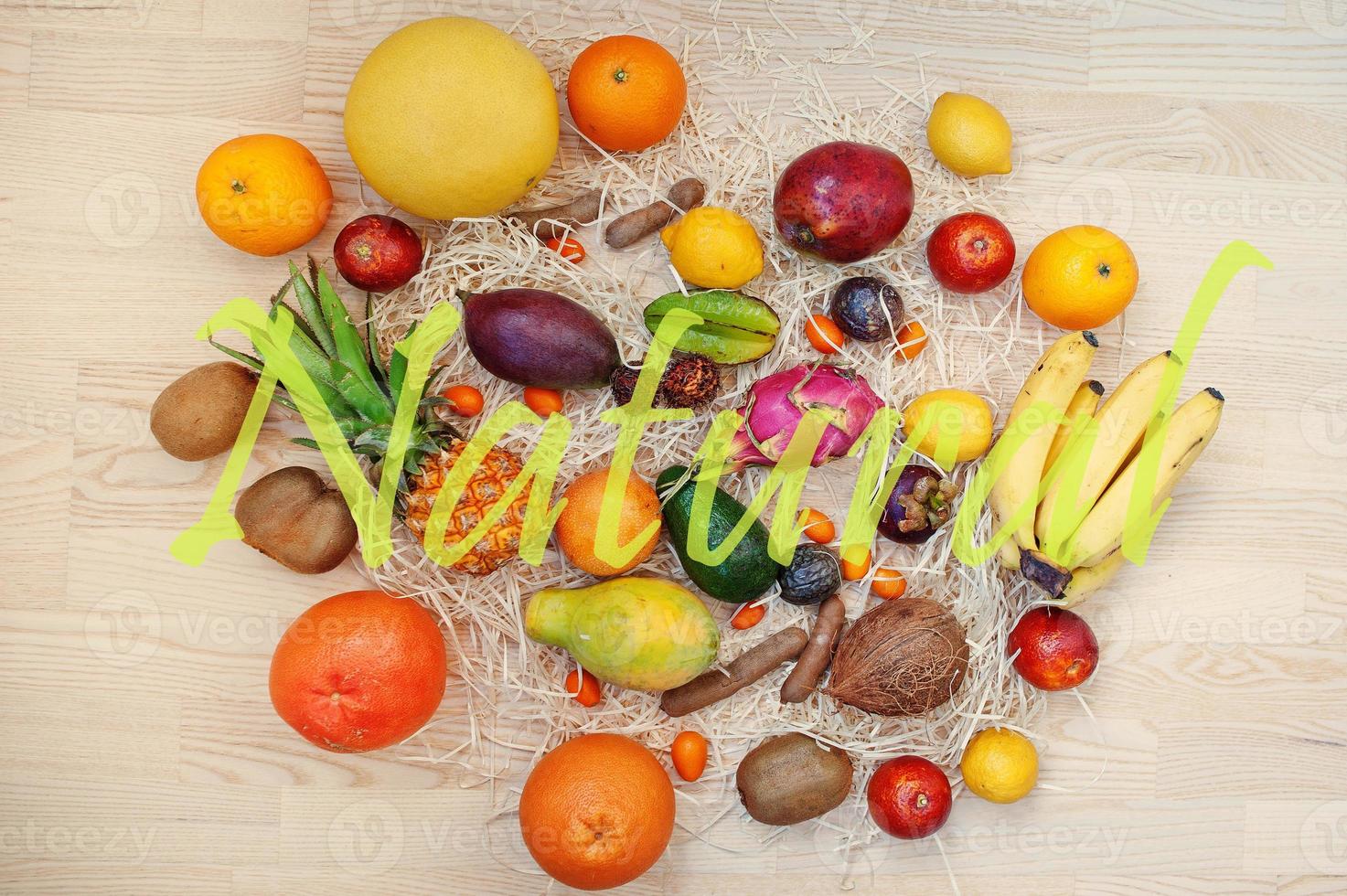 frutti esotici con segno naturale. mangiare sano dieta alimentare sfondo. foto
