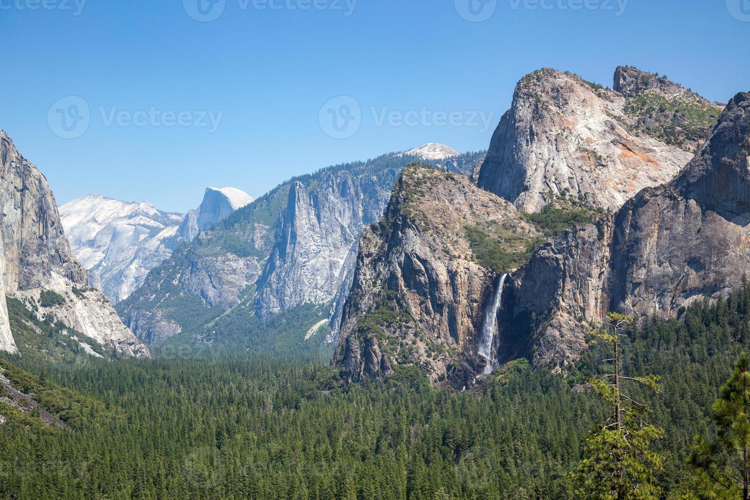 cascata in Yosemite in un giorno d'estate foto