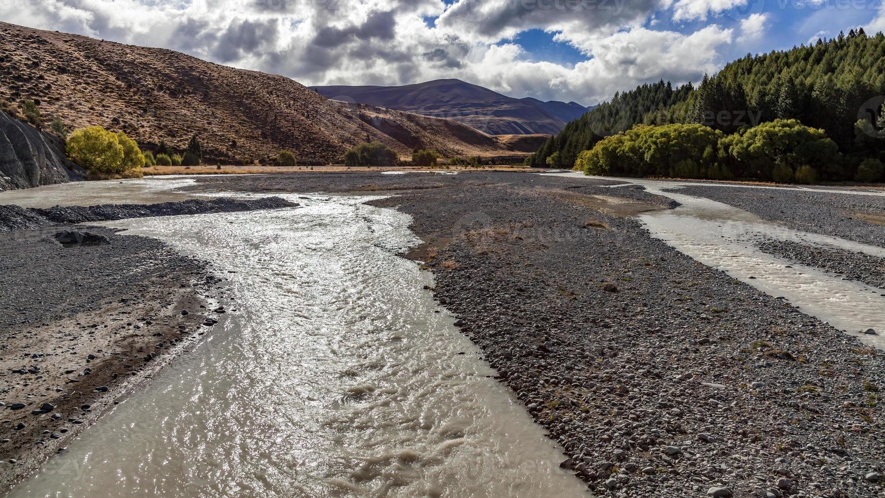 vista panoramica del fiume Waitaki in Nuova Zelanda foto