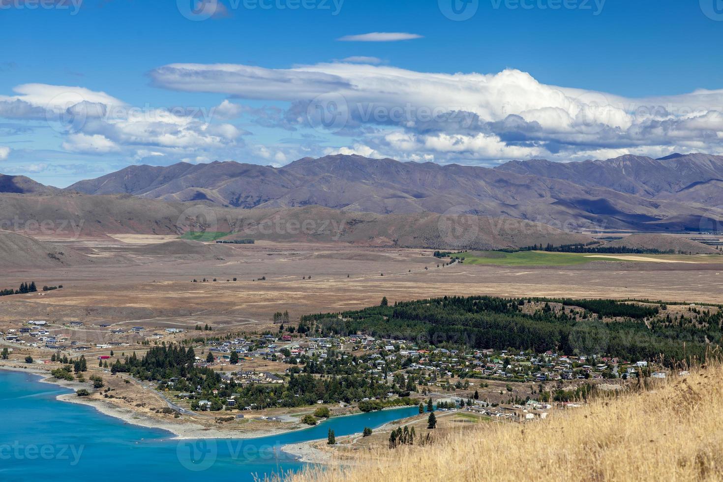 vista della città di tekapo sulla riva del lago tekapo foto