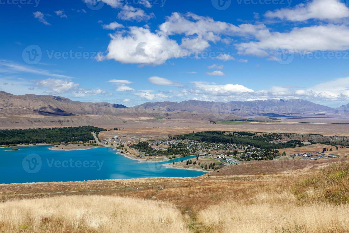 vista in lontananza della città di tekapo sulla riva del lago tekapo foto