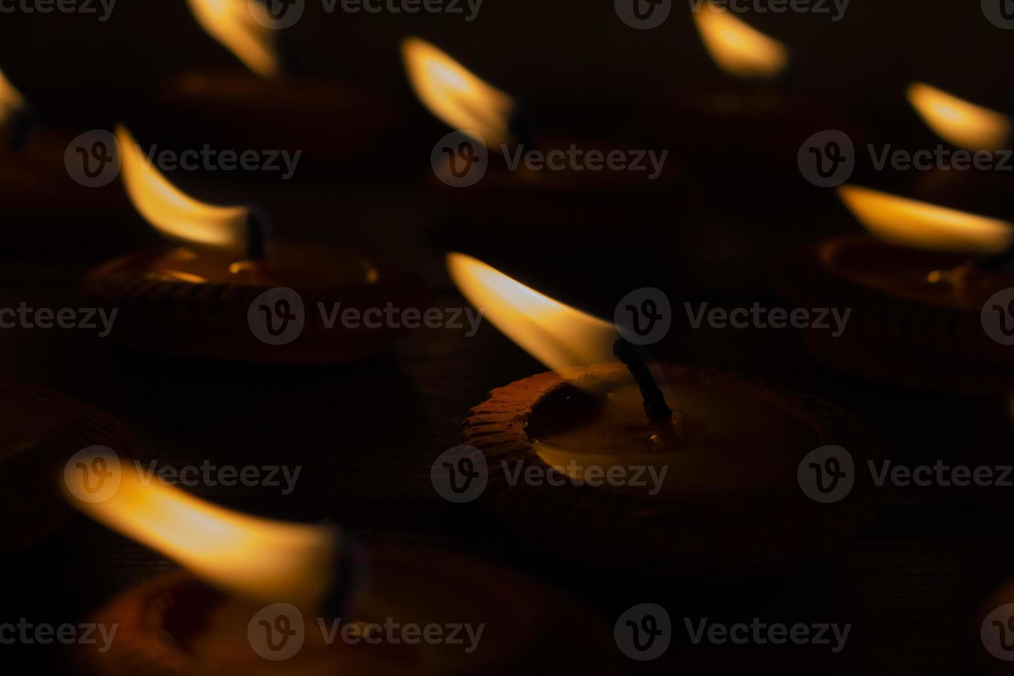accendi una candela sul pavimento, concetto di lutto per i morti con candele  calde. 6761203 Stock Photo su Vecteezy