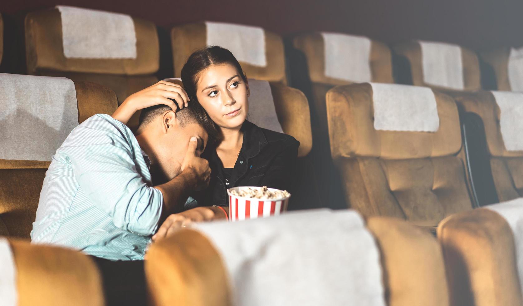 uomo caucasico e donna che guardano un film triste. foto