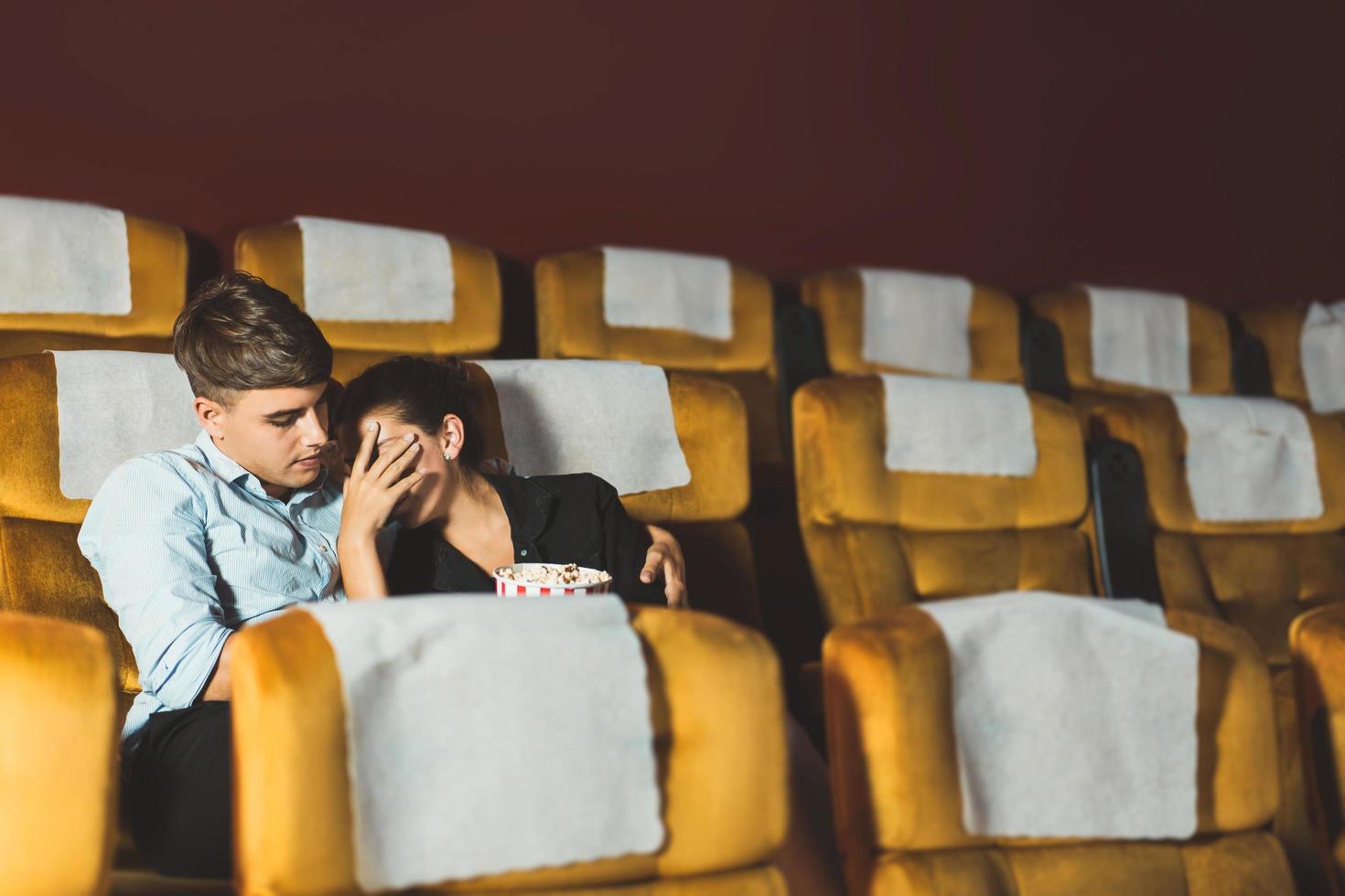 giovane adulto caucasico uomo e donna coppia d'affari guardando il cinema foto