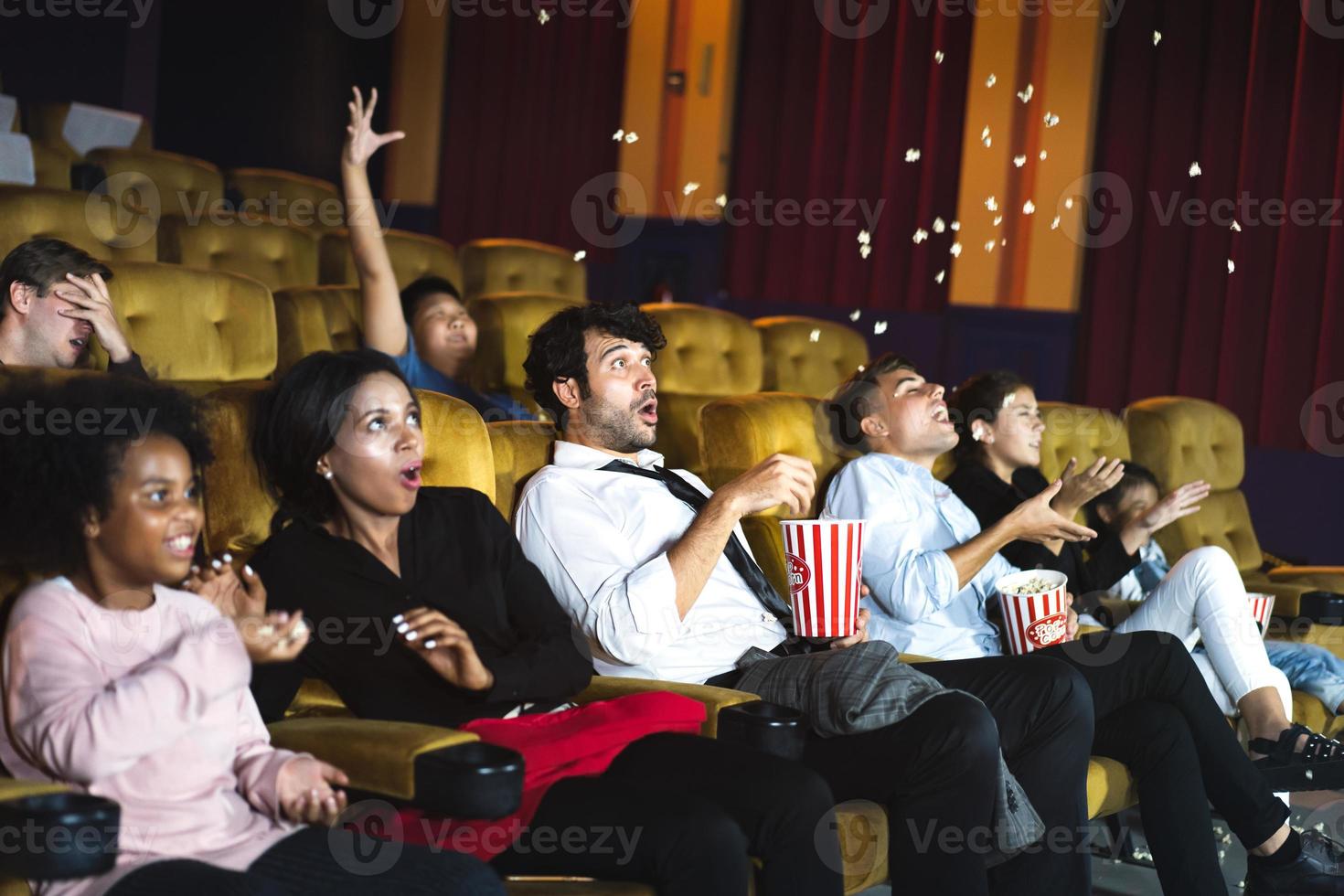 uomini caucasici che guardano il cinema a teatro e sorprendono il viso di espressione foto
