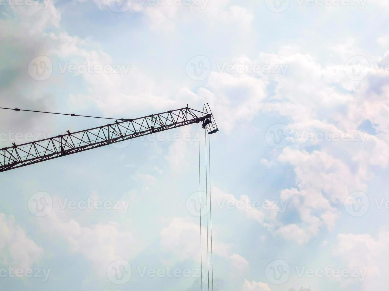 sfondo del cielo della gru da costruzione foto