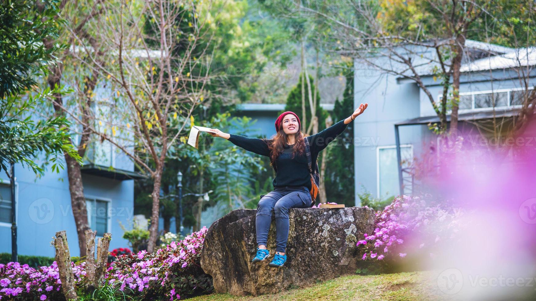 donna viaggio natura nel giardino fiorito. rilassati seduto sulle rocce e leggendo libri in mezzo alla natura nel parco nazionale doi inthanon. foto