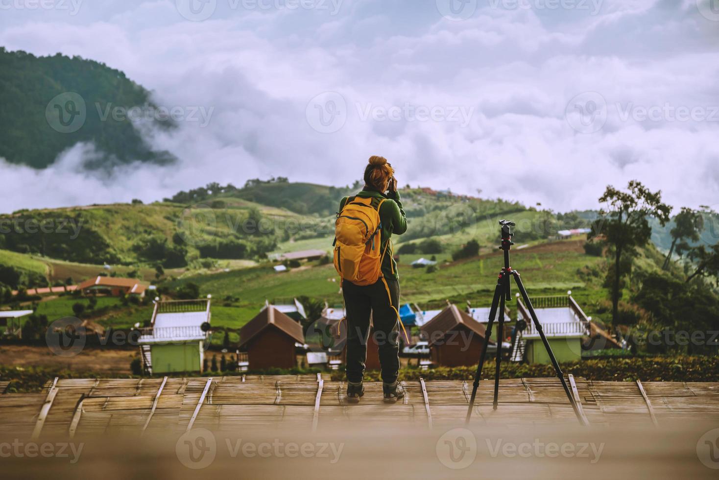 le donne asiatiche viaggiano rilassarsi durante le vacanze. fotografare il paesaggio sulla montagna.thailandia foto