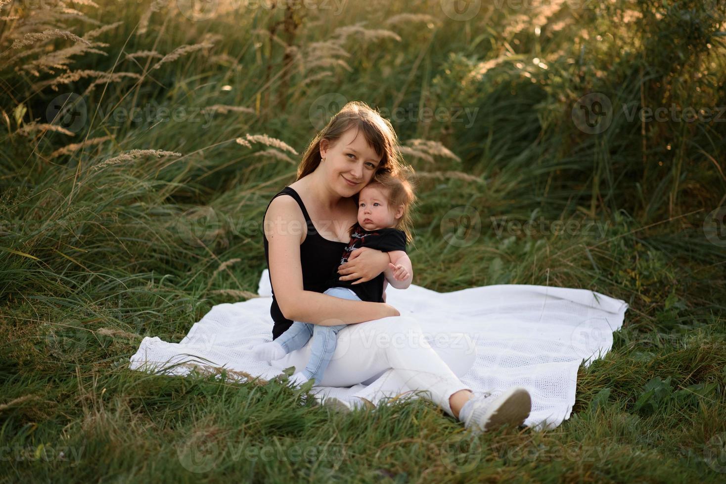 mamma e bambino si coccolano su un plaid foto